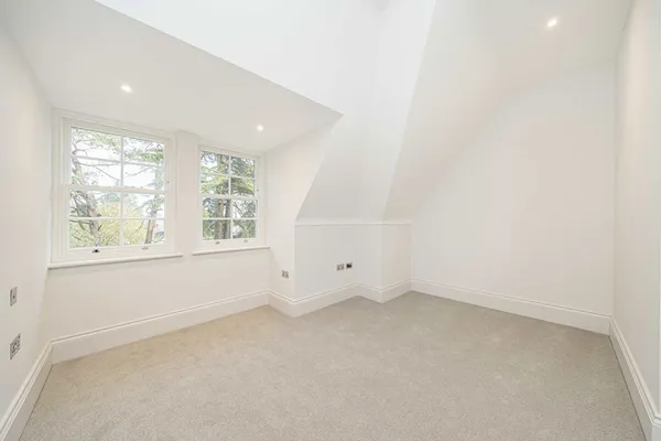 St. Georges Avenue, Weybridge, KT13 photo 4