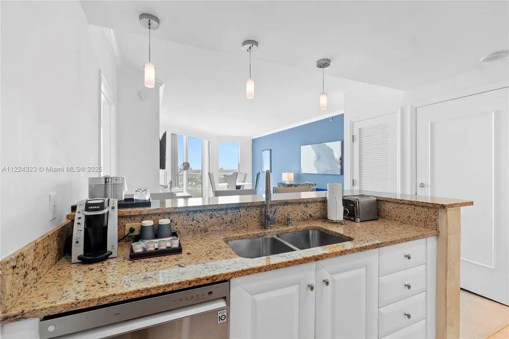 4401 Collins Ave, Miami Beach, FL 33140