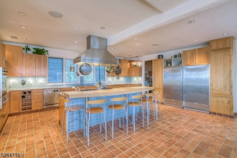 12 Chelsea Dr, Livingston, NJ 07039