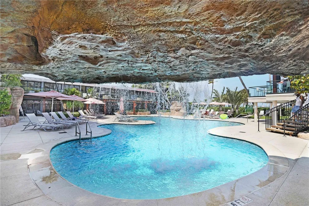 5225 Collins Ave, Miami Beach, FL 33140