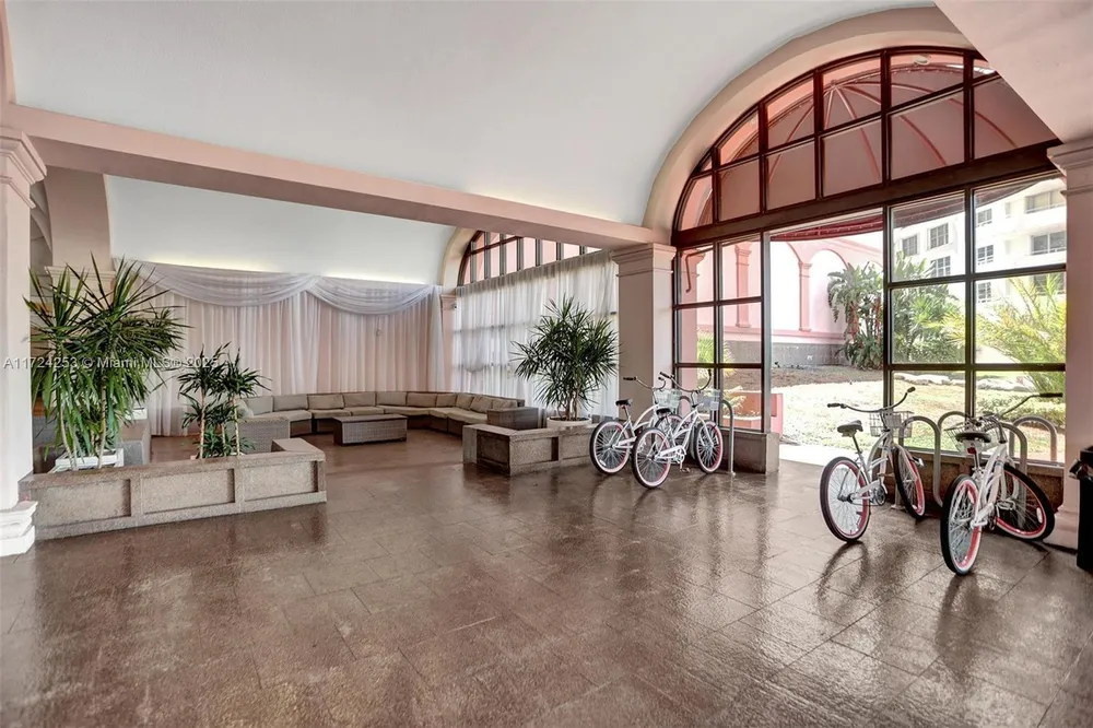 5225 Collins Ave, Miami Beach, FL 33140