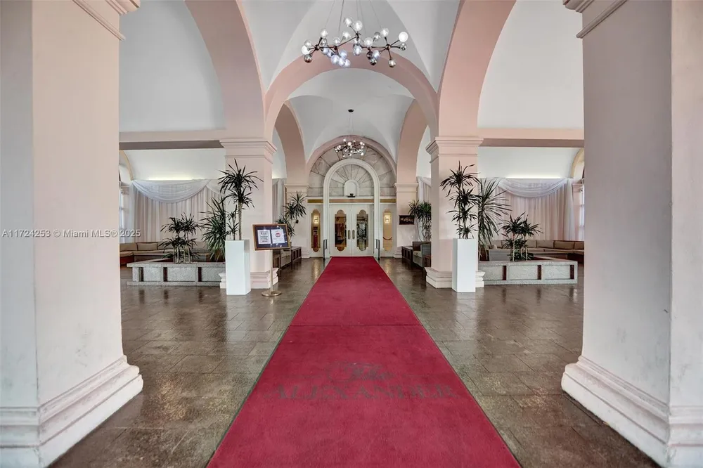 5225 Collins Ave, Miami Beach, FL 33140