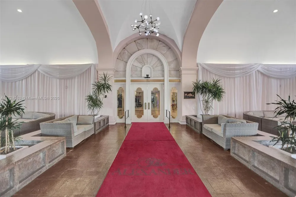 5225 Collins Ave, Miami Beach, FL 33140