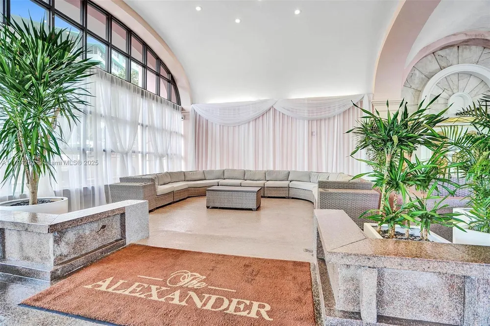 5225 Collins Ave, Miami Beach, FL 33140