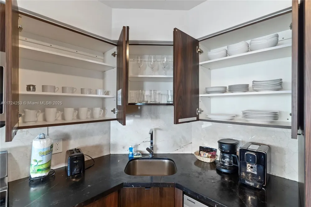5225 Collins Ave, Miami Beach, FL 33140