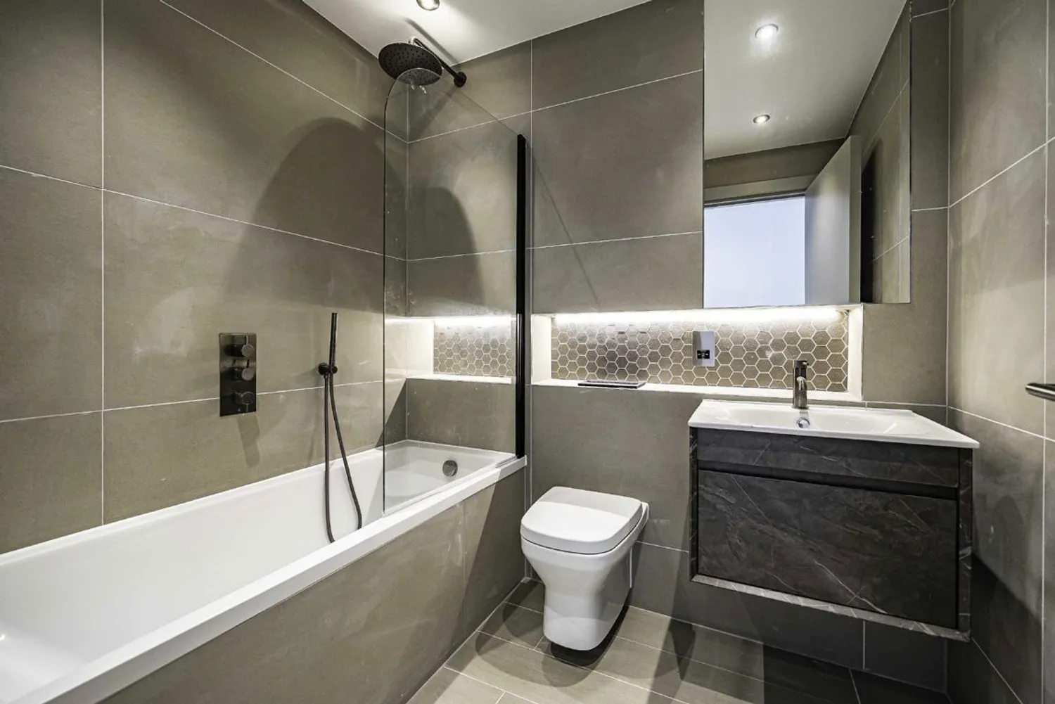 Diggers Lane, Weybridge, KT13 photo 4