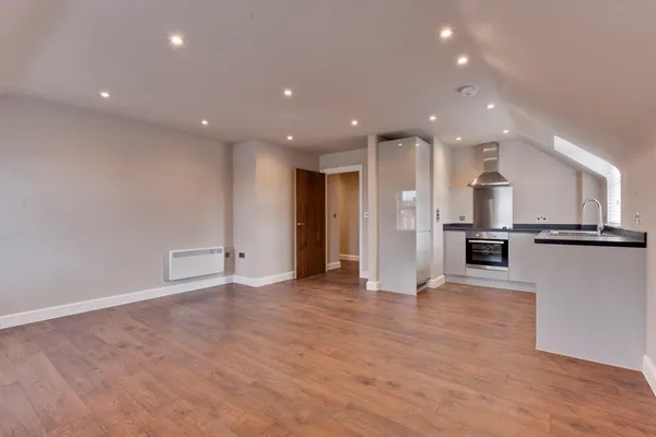 Springfield Lane, Weybridge, KT13 photo 2