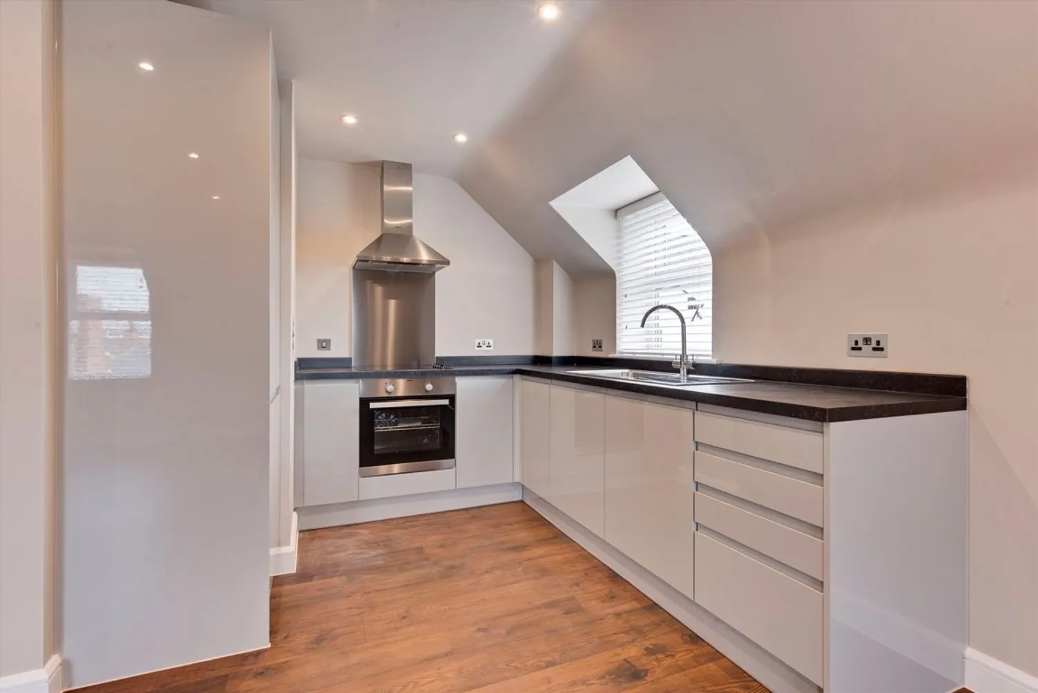 Springfield Lane, Weybridge, KT13 photo 3