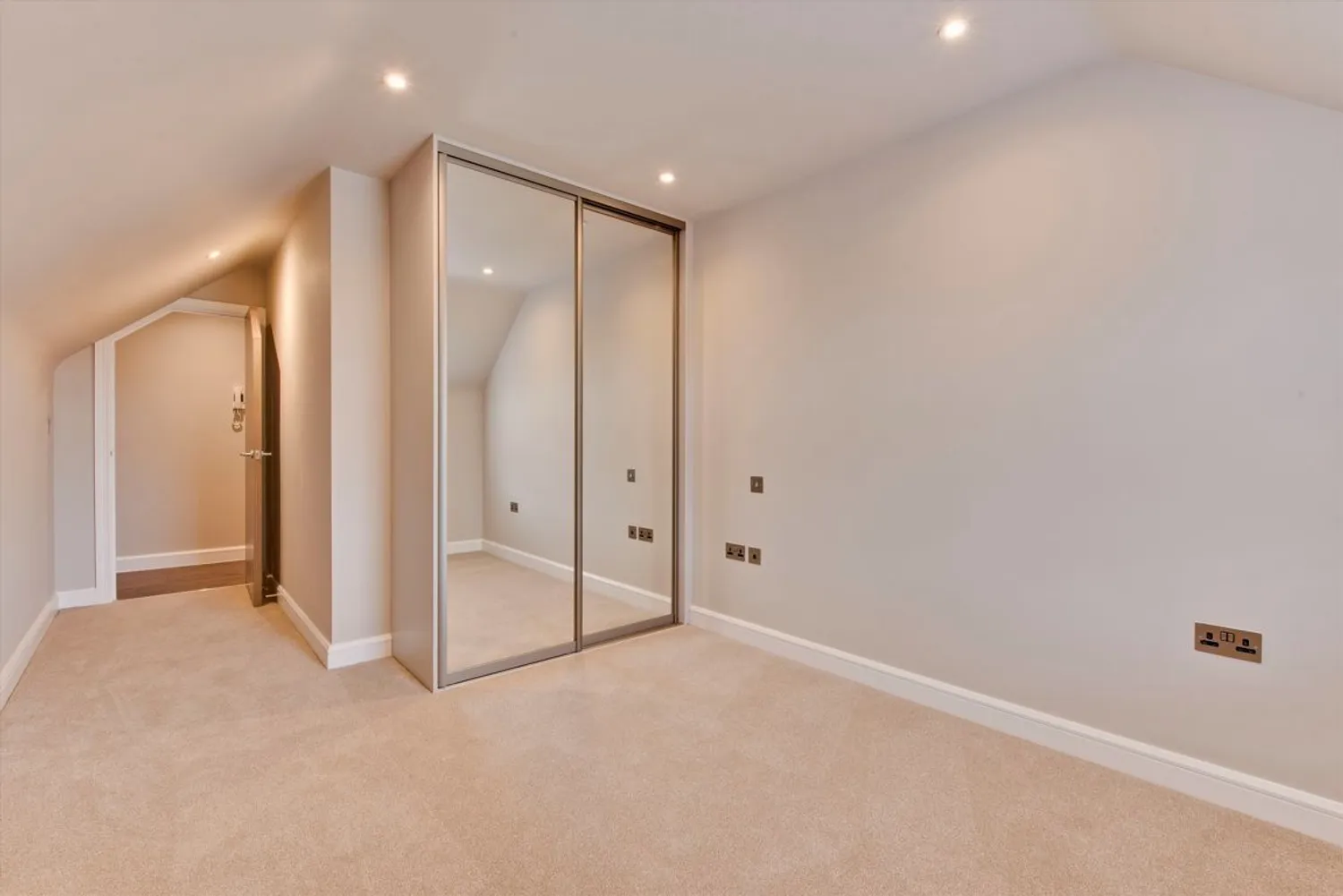 Springfield Lane, Weybridge, KT13 photo 5