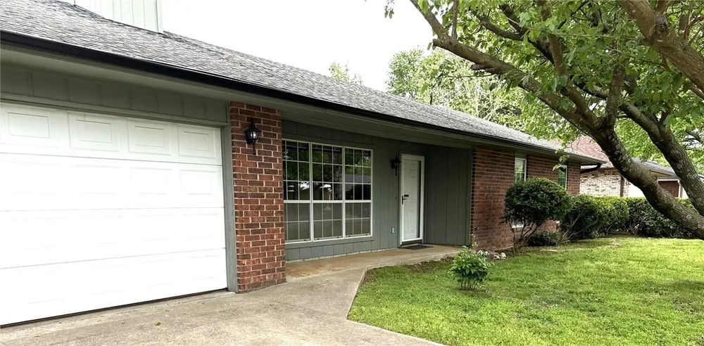 1105 N Cardinal Dr, Rogers, AR 72756