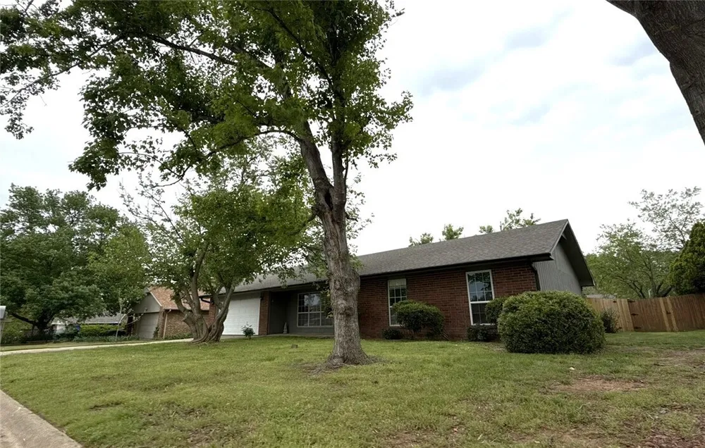 1105 N Cardinal Dr, Rogers, AR 72756