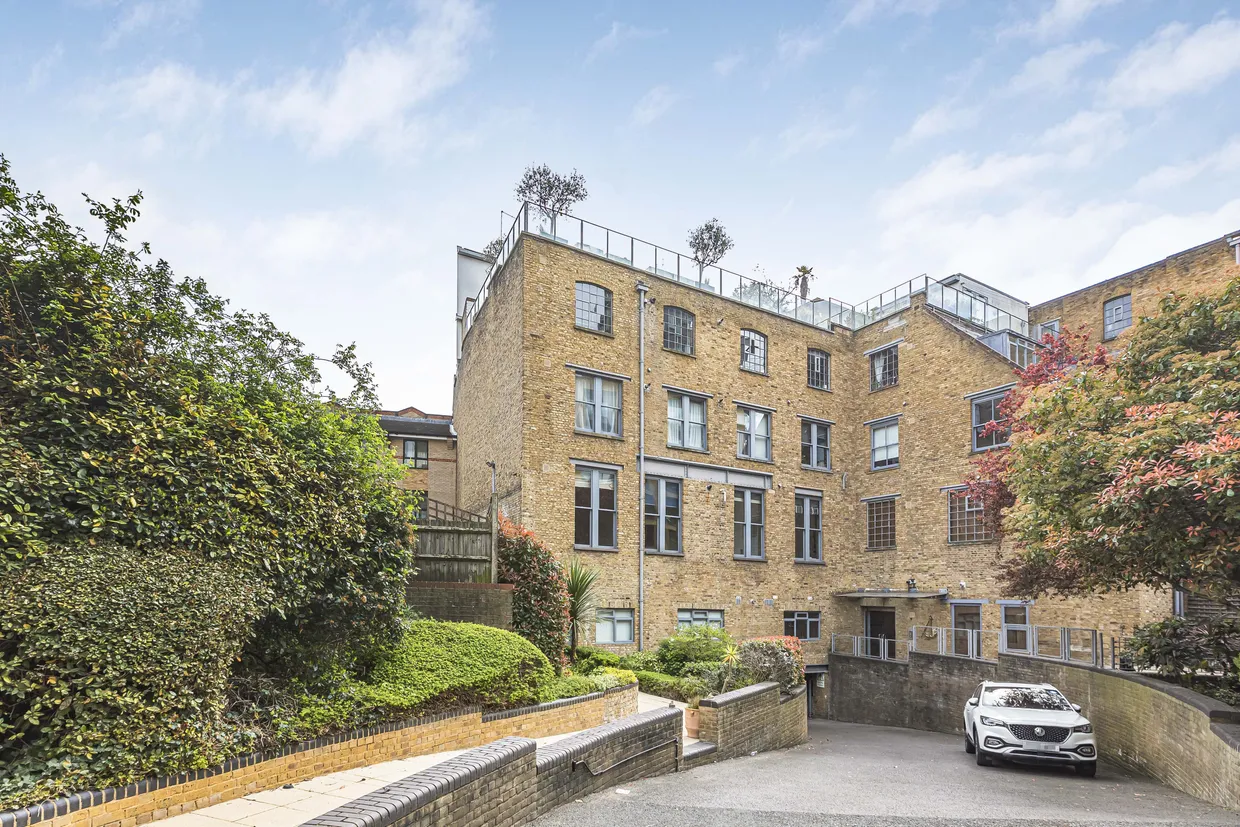 Gowers Walk, London, E1 photo 1