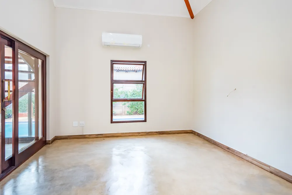 South Africa, North West, Pecanwood Estate, Kingfisher Drive, 60