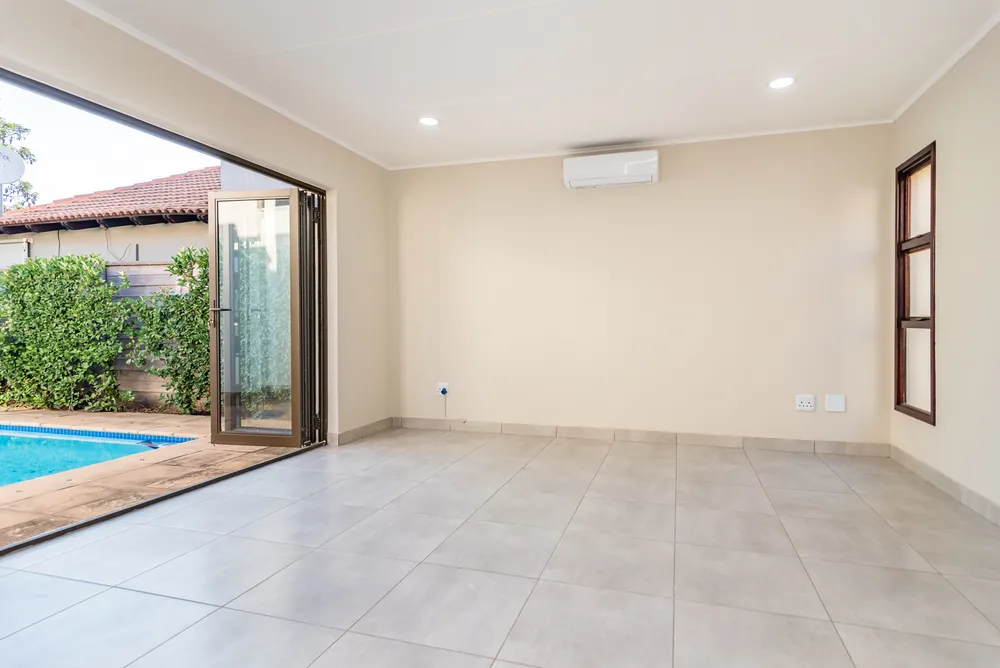 South Africa, North West, Pecanwood Estate, Kingfisher Drive, 60