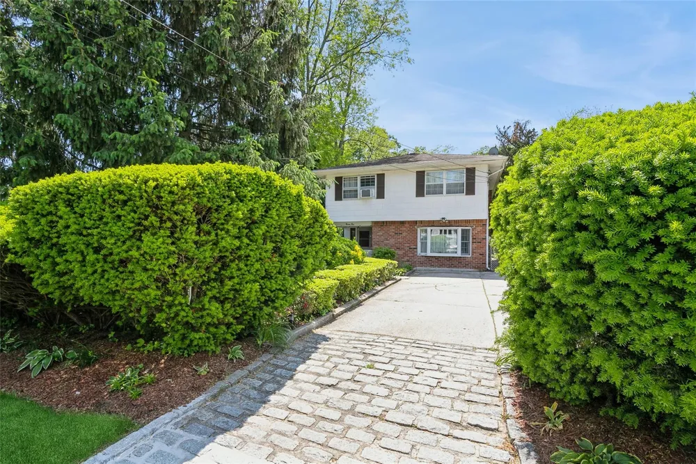 22 Landscape Dr, Wheatley Heights, NY 11798