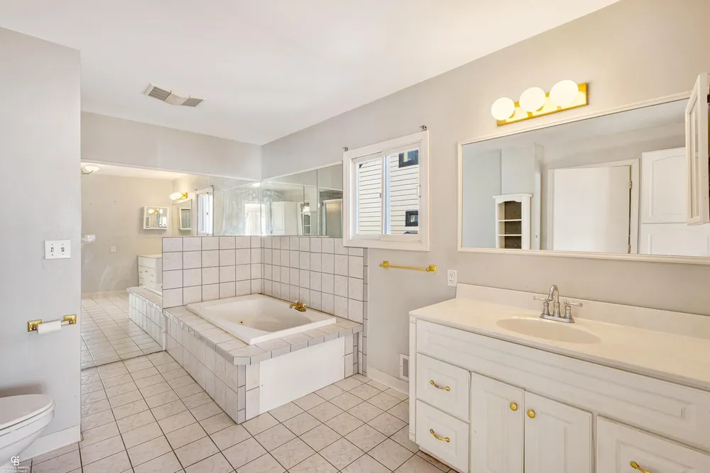 35610 Jeffers Ct, Harrison Township, MI 48045