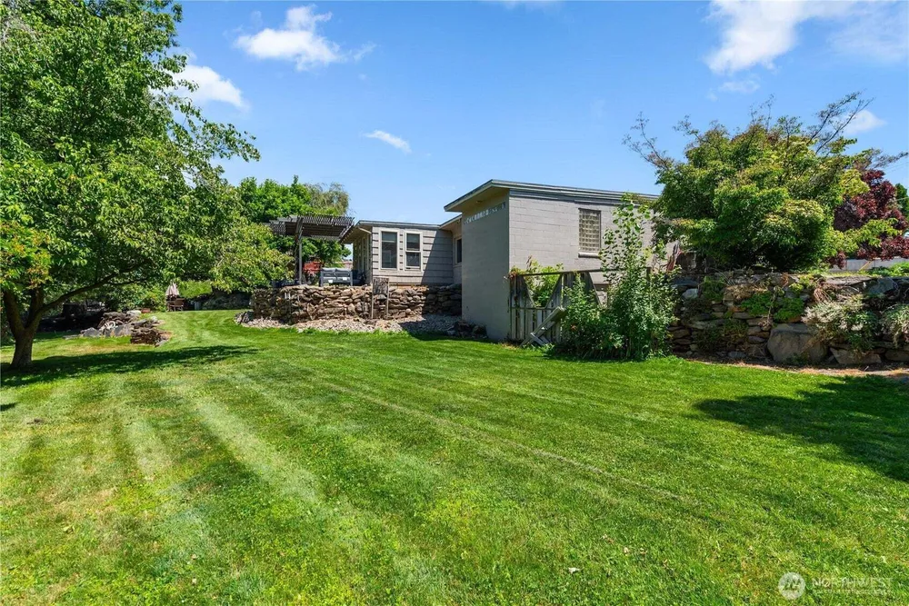 1714 N Astor Ct, East Wenatchee, WA 98802