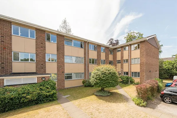 Brockley Combe, Weybridge, KT13 photo 1