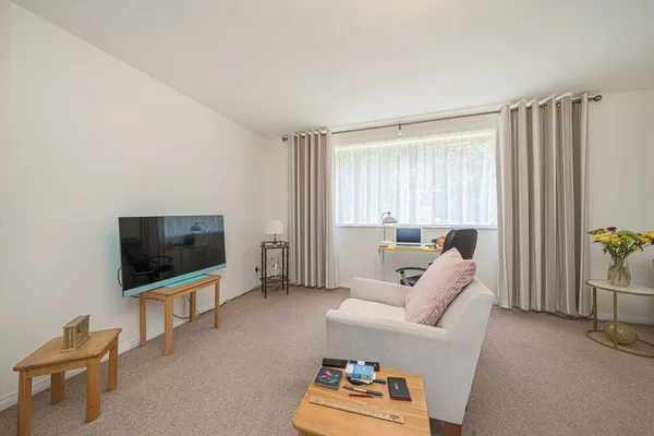 Brockley Combe, Weybridge, KT13 photo 3