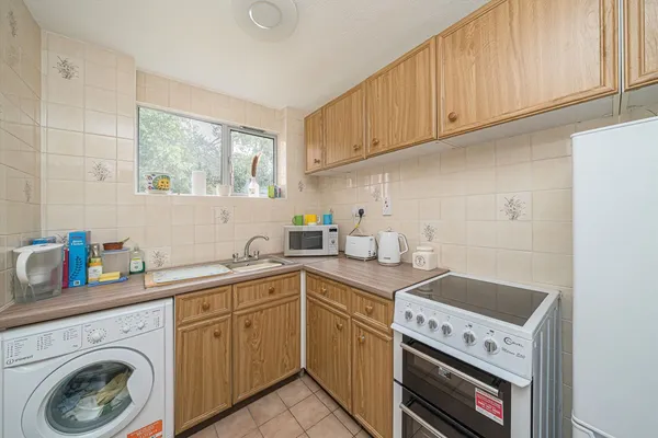 Brockley Combe, Weybridge, KT13 photo 4