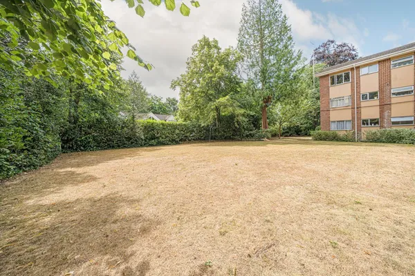 Brockley Combe, Weybridge, KT13 photo 6