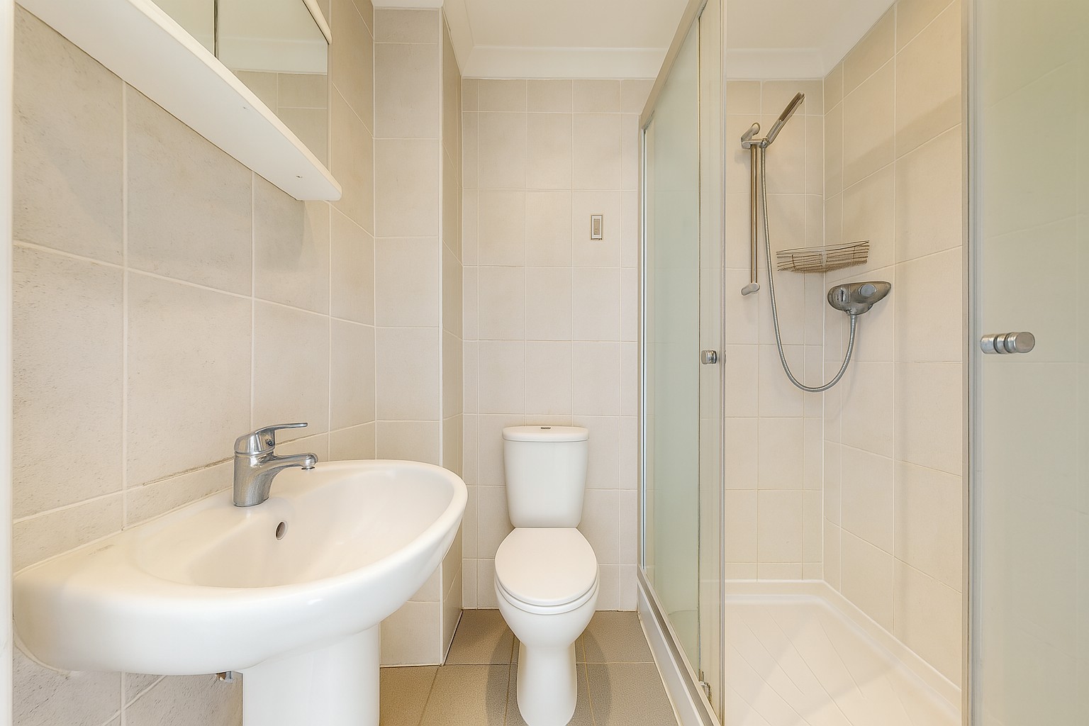 Four Bedroom Terraced House  For Sale   Brent View Road  West Hendon  NW9 Image 4