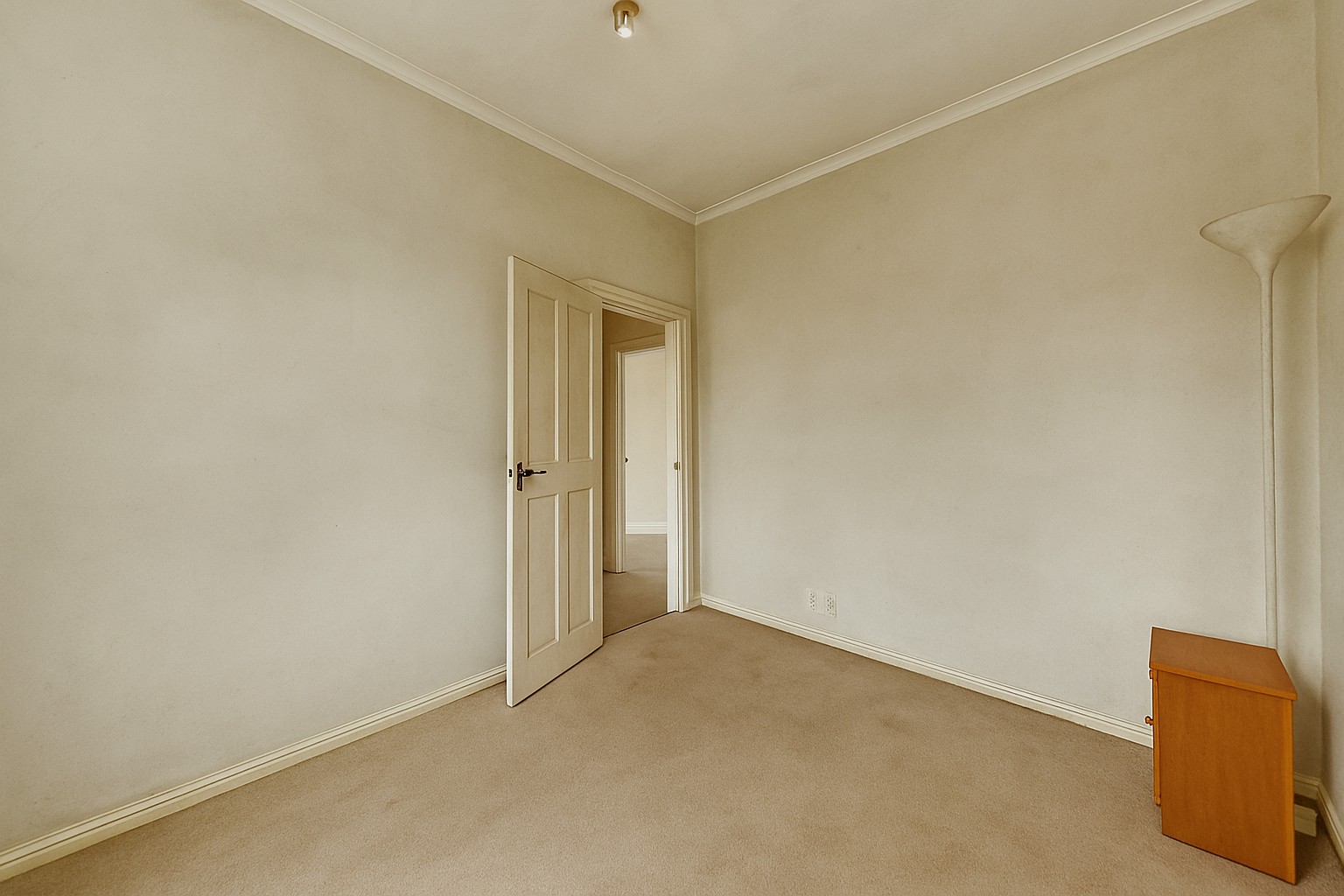 Four Bedroom Terraced House  For Sale   Brent View Road  West Hendon  NW9 Image 9