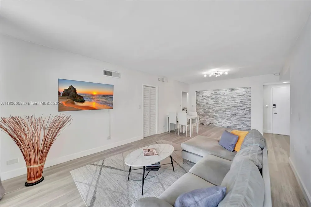 5005 Collins Ave, Miami Beach, FL 33140