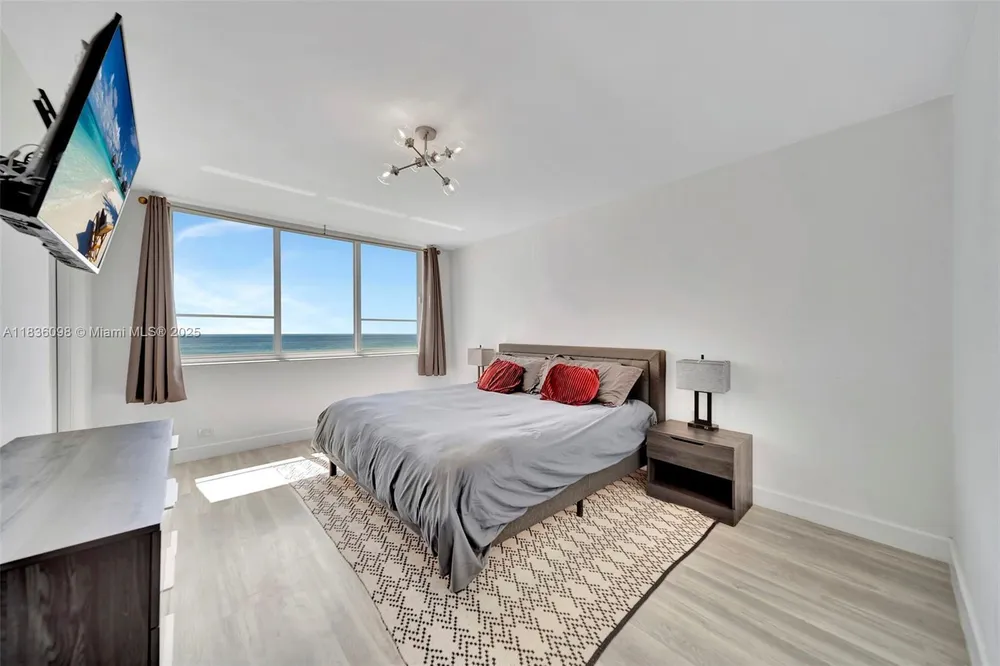 5005 Collins Ave, Miami Beach, FL 33140