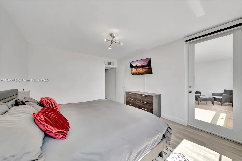 5005 Collins Ave, Miami Beach, FL 33140