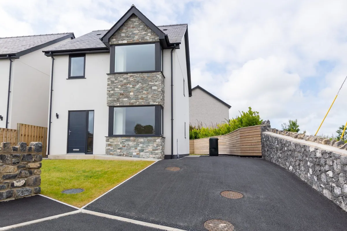 Gwalchmai, Isle of Anglesey, LL65