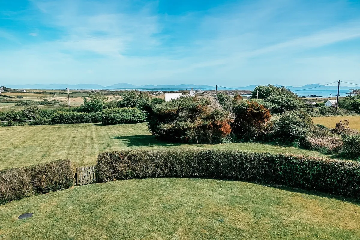 Rhoscolyn, Holyhead, Sir Ynys Mon, LL65