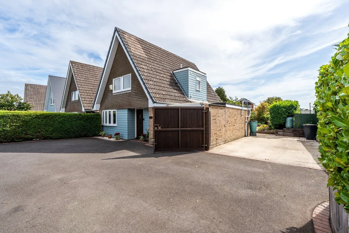 Heathfield Road, West Moors, Ferndown, Dorset, BH22