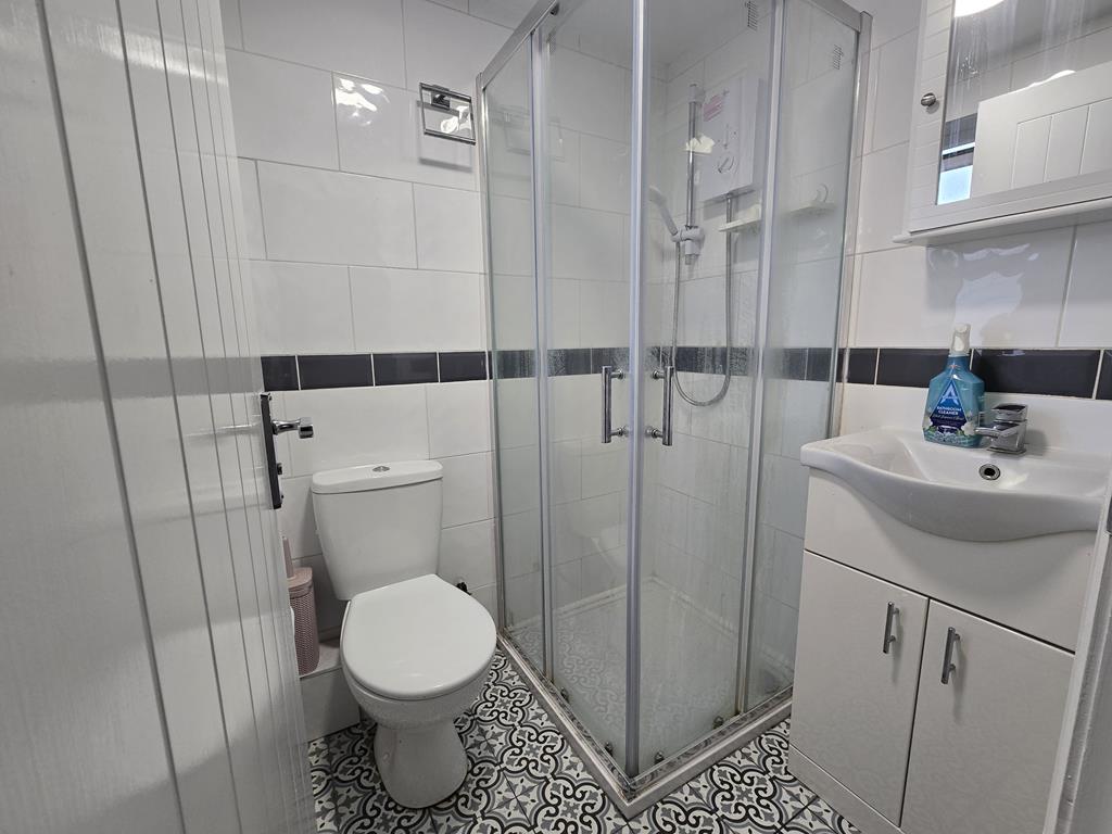 Top Floor Conversion  1 Bedroom Flat  To Let  West Hendon  NW9 Image 7