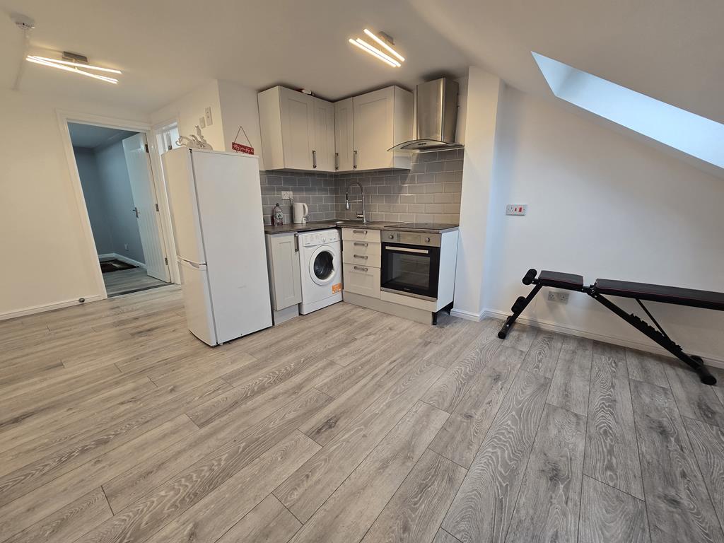 Top Floor Conversion  1 Bedroom Flat  To Let  West Hendon  NW9 Image 1