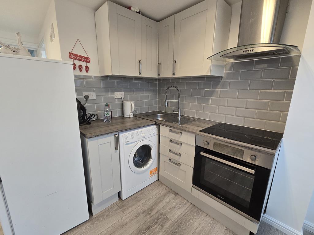 Top Floor Conversion  1 Bedroom Flat  To Let  West Hendon  NW9 Image 6