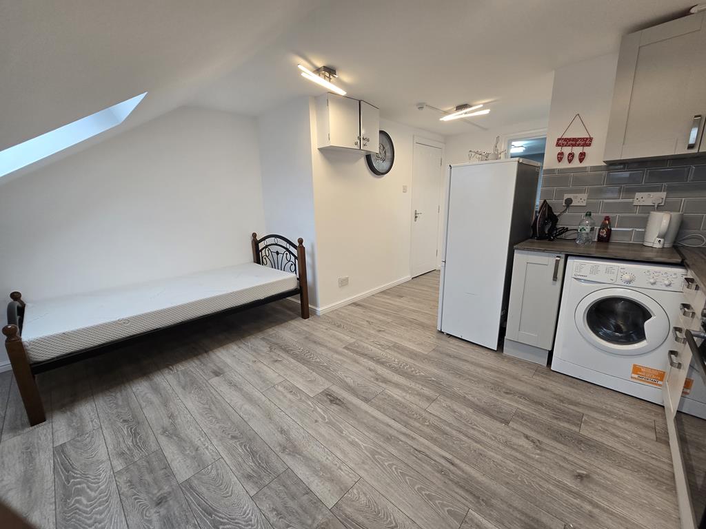 Top Floor Conversion  1 Bedroom Flat  To Let  West Hendon  NW9 Image 3