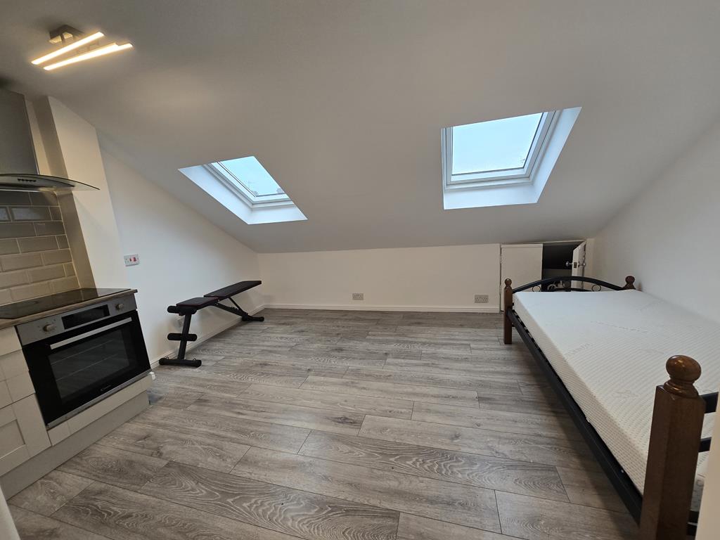 Top Floor Conversion  1 Bedroom Flat  To Let  West Hendon  NW9 Image 2