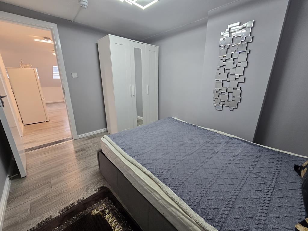 Top Floor Conversion  1 Bedroom Flat  To Let  West Hendon  NW9 Image 5