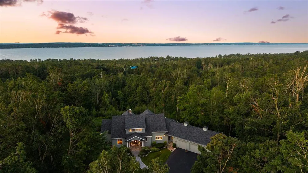 731 W Hathaway Rd, Harbor Springs, MI 49740