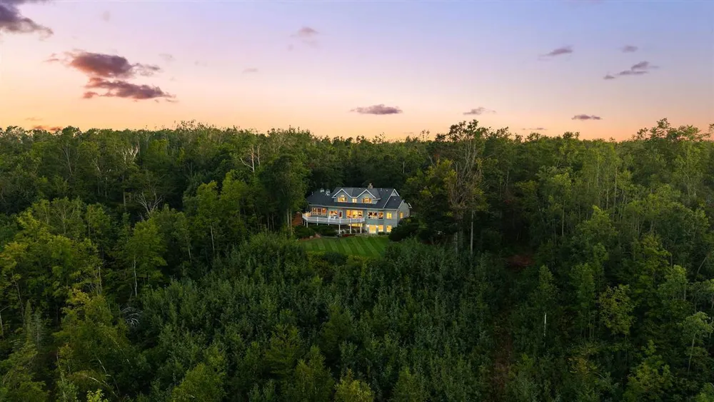 731 W Hathaway Rd, Harbor Springs, MI 49740