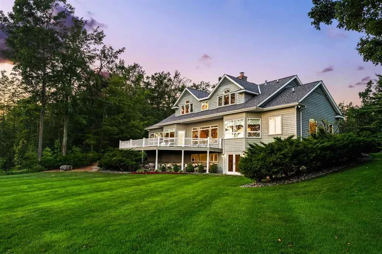 731 W Hathaway Rd, Harbor Springs, MI 49740