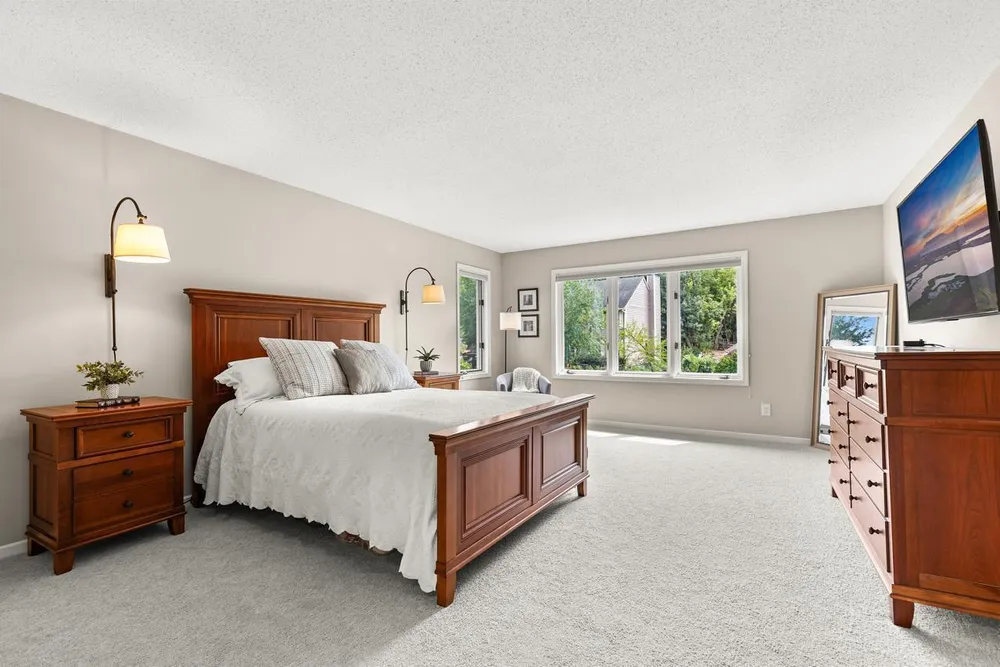 11332 Creekridge Dr, Eden Prairie, MN 55347