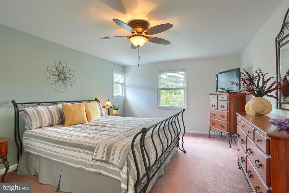 5 Surrey Ln, Mechanicsburg, PA 17050