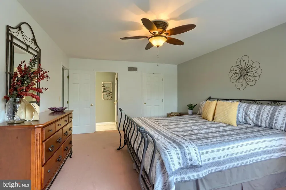 5 Surrey Ln, Mechanicsburg, PA 17050