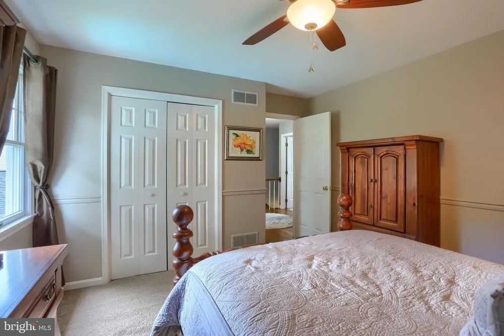 5 Surrey Ln, Mechanicsburg, PA 17050