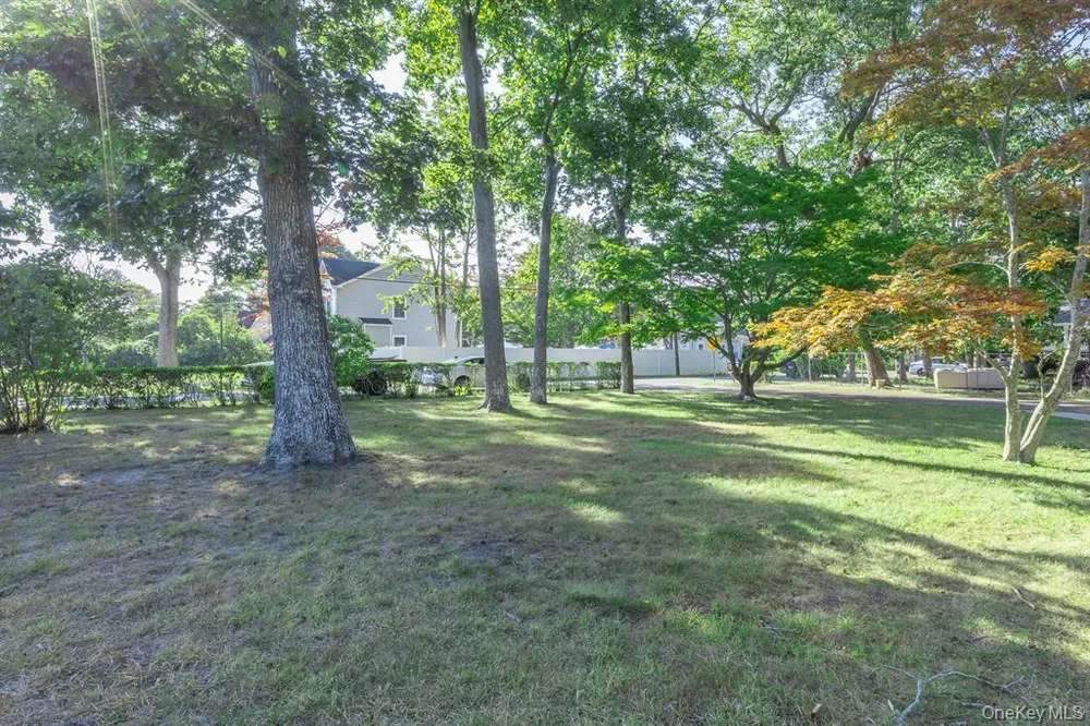 261 Elm Rd W, Mastic Beach, NY 11951
