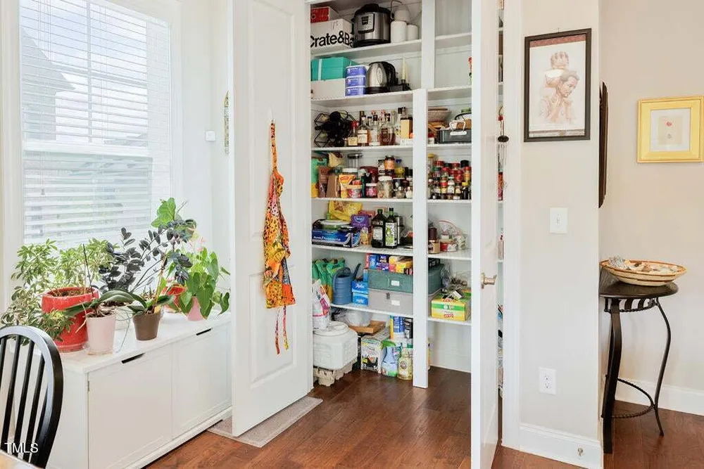 910 Wake Towne Dr, Raleigh, NC 27609