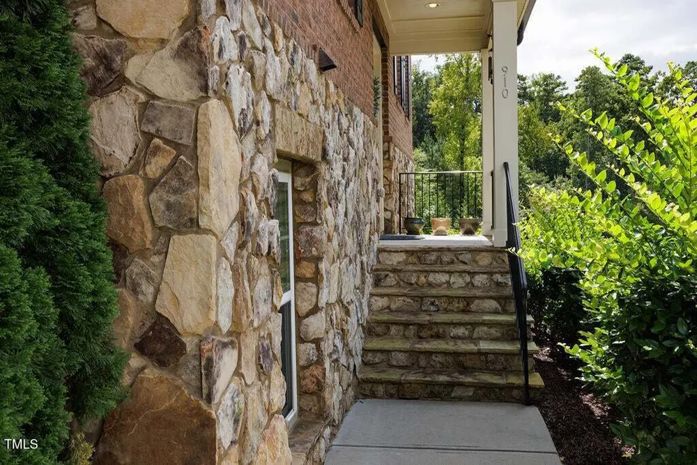 910 Wake Towne Dr, Raleigh, NC 27609