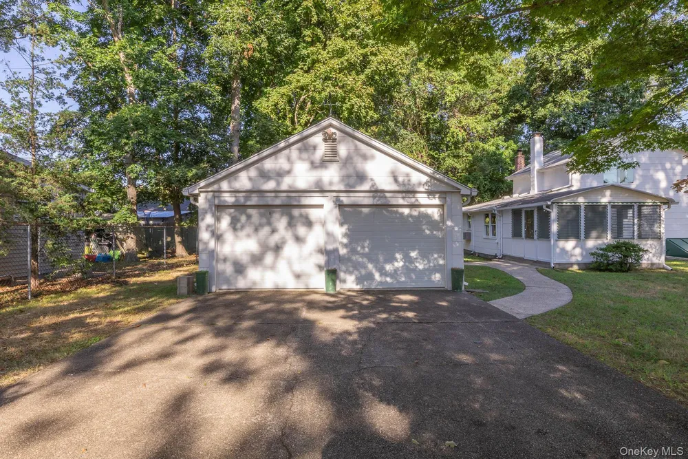 261 Elm Rd W, Mastic Beach, NY 11951